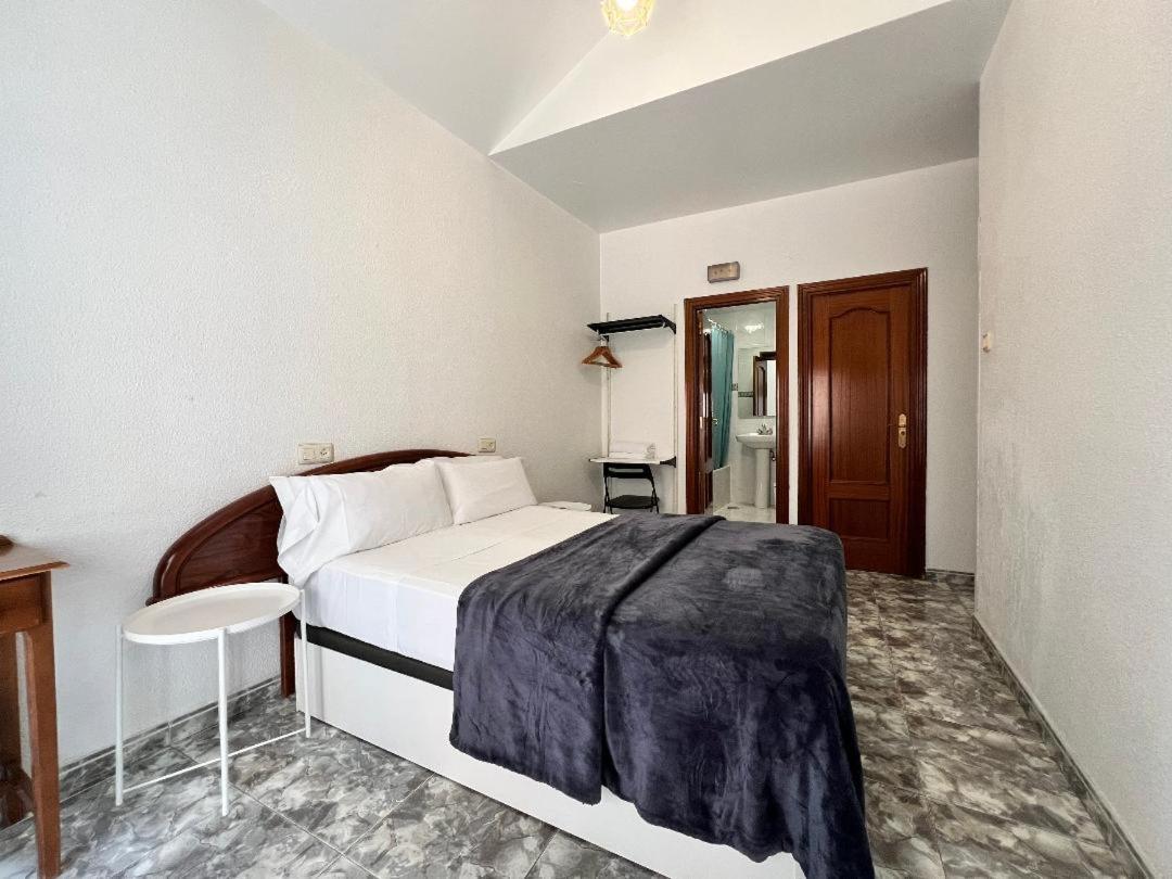 Hostal Palacios Fuencarral Мадрид Екстер'єр фото