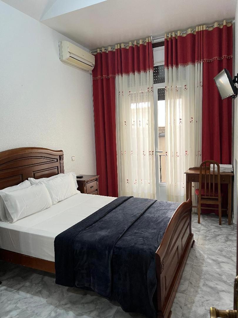 Hostal Palacios Fuencarral Мадрид Екстер'єр фото