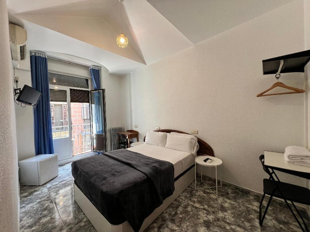 Hostal Palacios Fuencarral Мадрид Екстер'єр фото