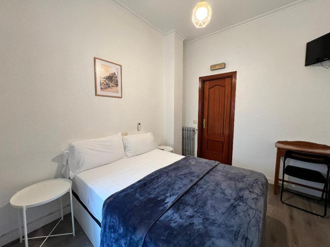 Hostal Palacios Fuencarral Мадрид Екстер'єр фото