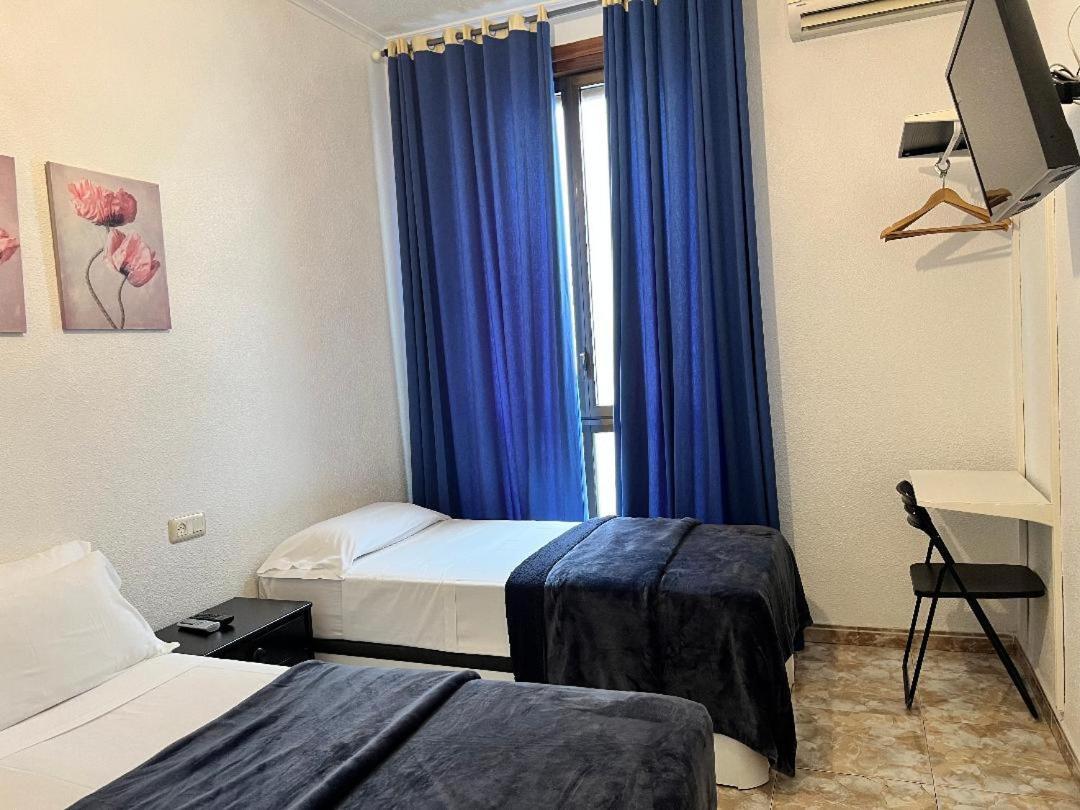 Hostal Palacios Fuencarral Мадрид Екстер'єр фото