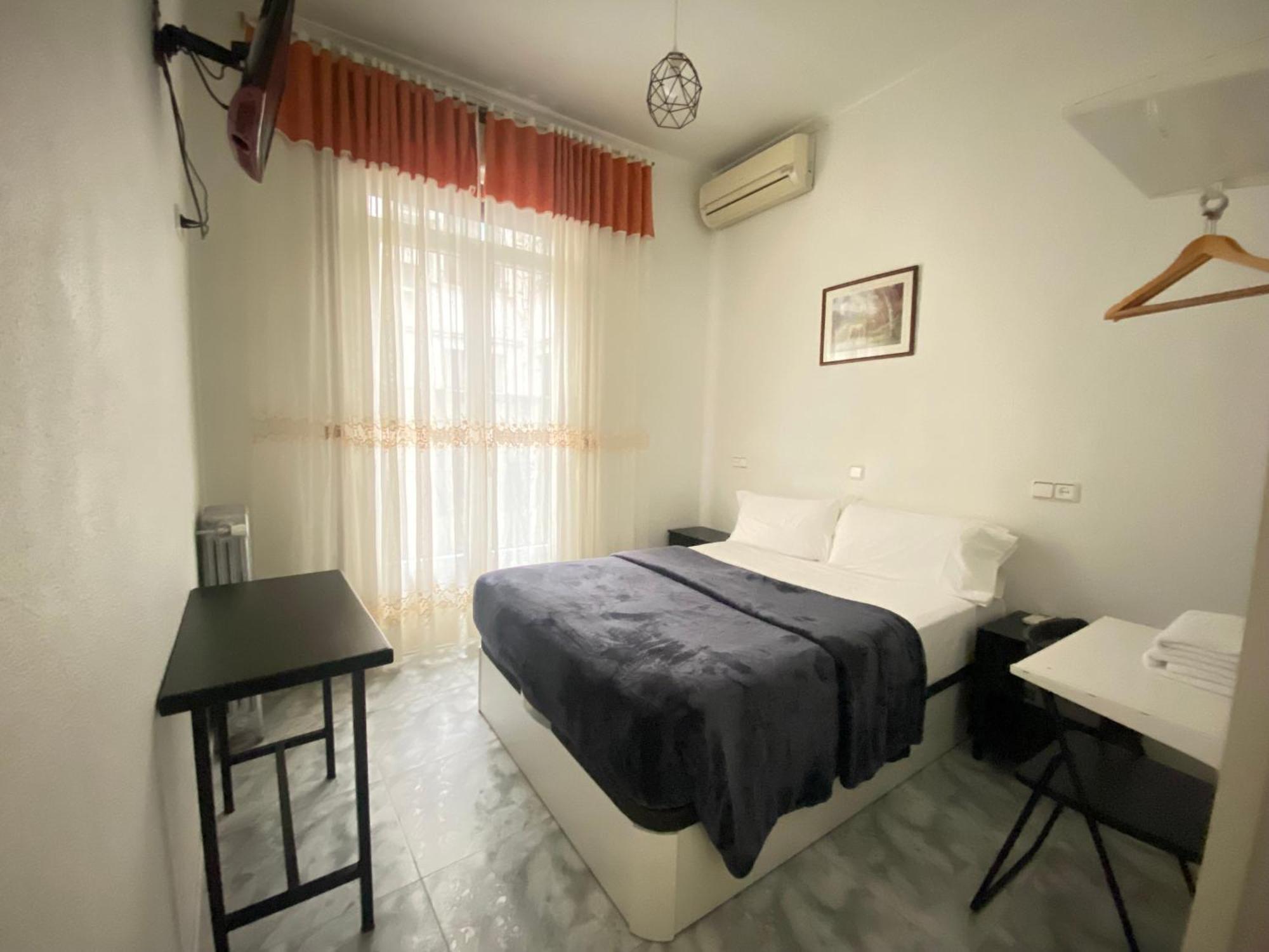 Hostal Palacios Fuencarral Мадрид Екстер'єр фото