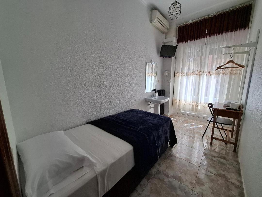 Hostal Palacios Fuencarral Мадрид Екстер'єр фото