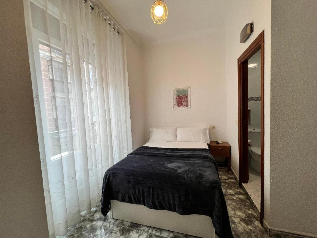 Hostal Palacios Fuencarral Мадрид Екстер'єр фото