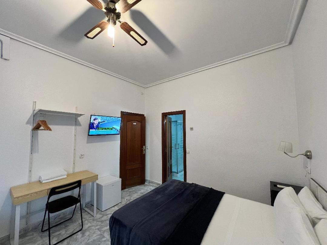 Hostal Palacios Fuencarral Мадрид Екстер'єр фото
