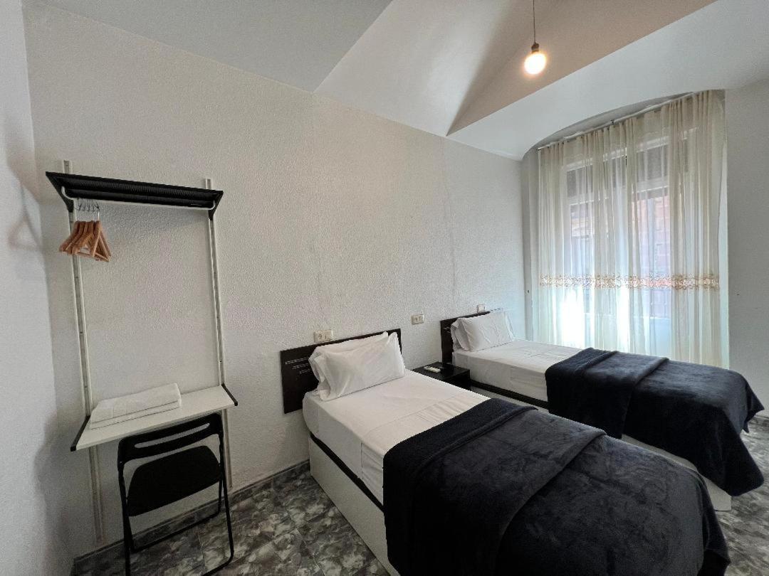 Hostal Palacios Fuencarral Мадрид Екстер'єр фото