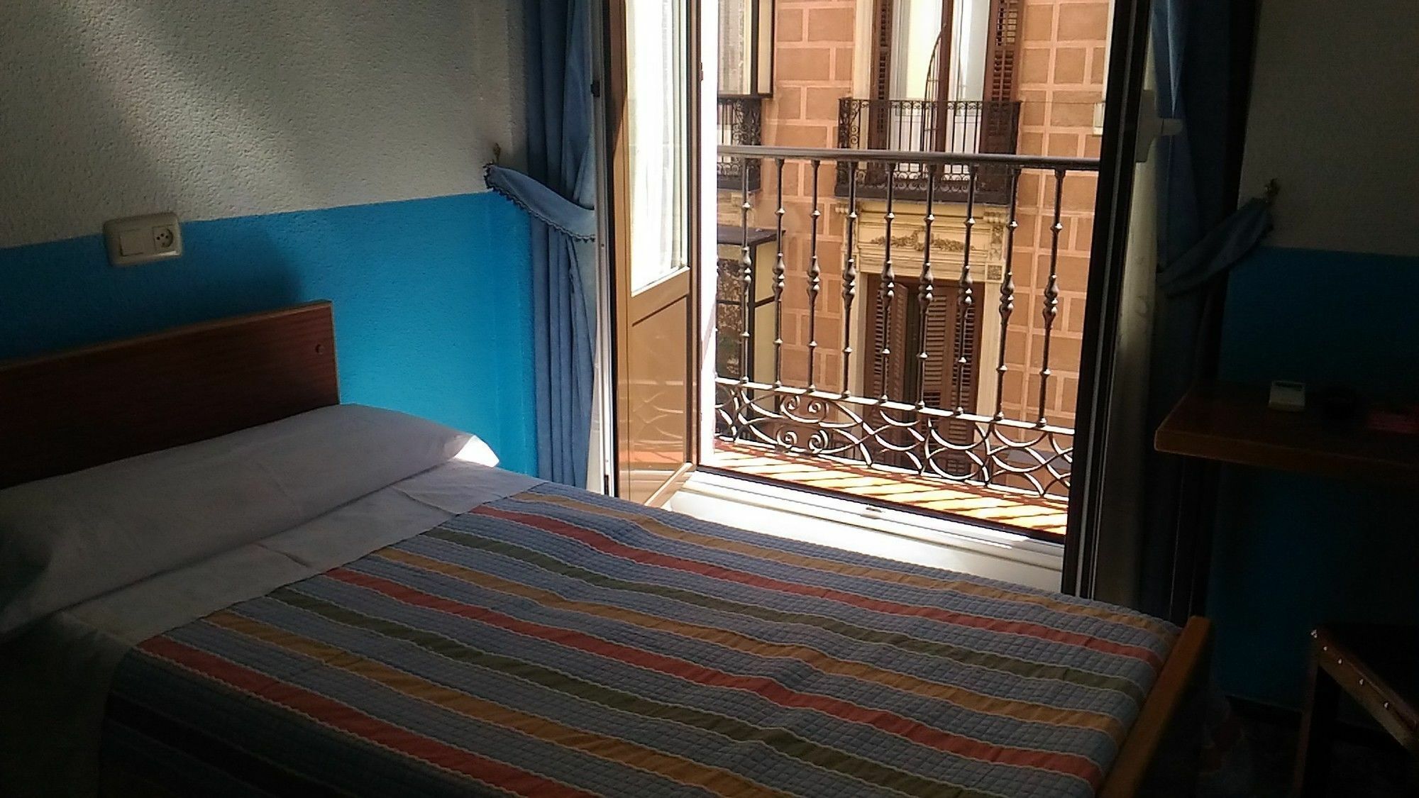 Hostal Palacios Fuencarral Мадрид Екстер'єр фото