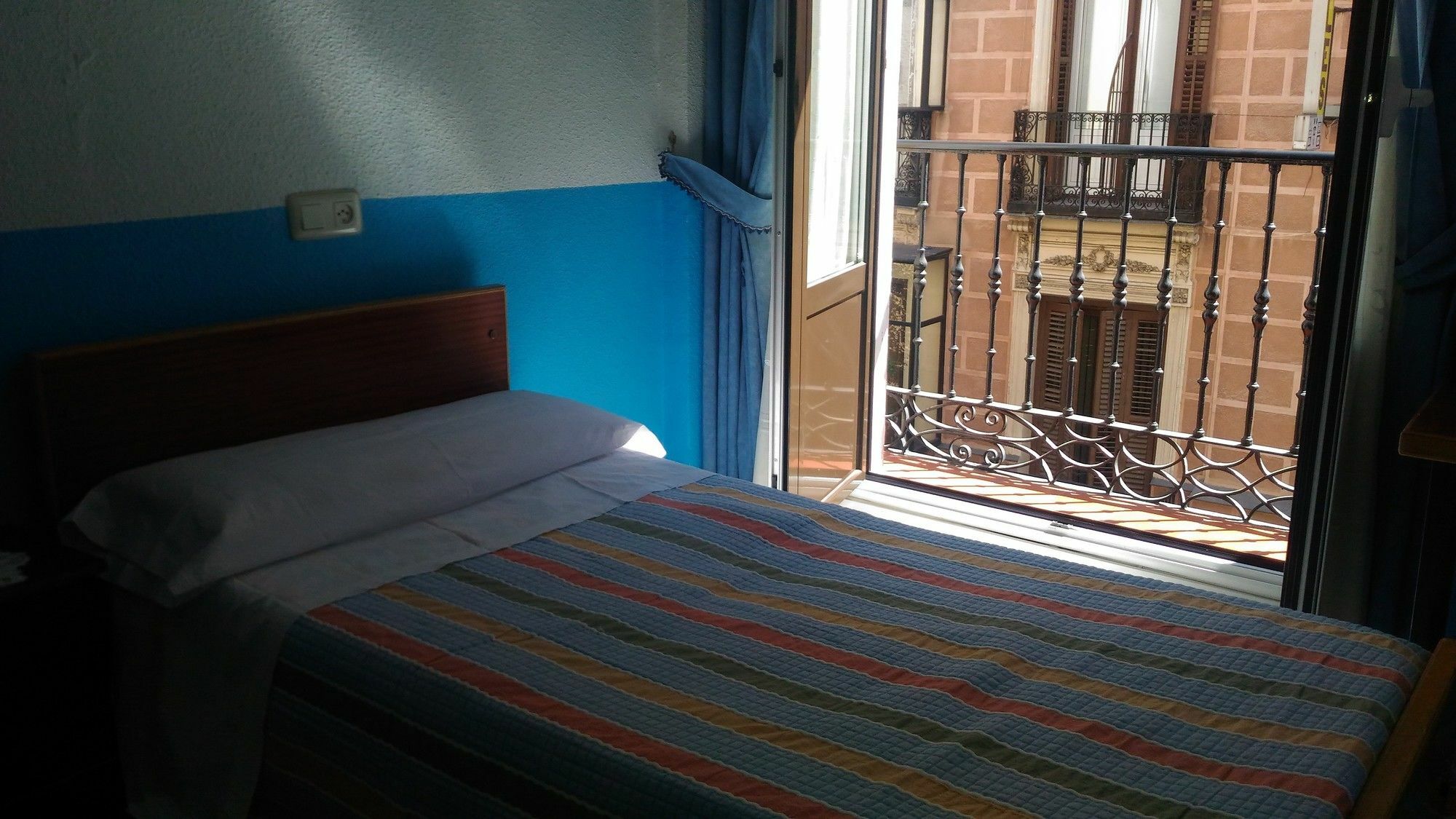 Hostal Palacios Fuencarral Мадрид Екстер'єр фото